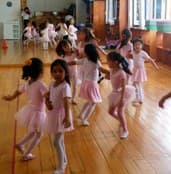 Alumnas tomando su clase de ballet en el salón del colegio