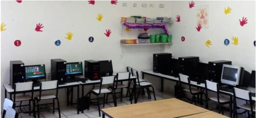 Salón de computación del colegio con equipos para los alumnos
