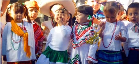Alumnas y alumnos con trajes típicos mexicanos en una festividad del colegio